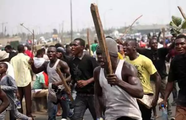 Commotion as Muslim Clerics Fight Dirty Over Money During Quranic Graduation in Ogun State (Video)